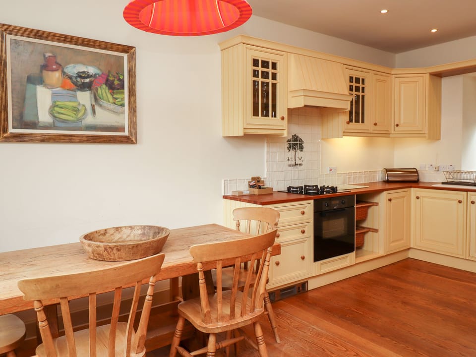 Cottage | Private kitchen | Fridge, electric kettle, toaster, cookware/dishes/utensils