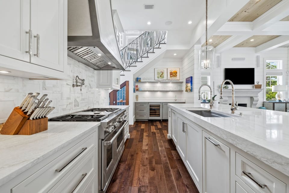 House, 6 Bedrooms | Private kitchen | Fridge, oven, coffee/tea maker, toaster
