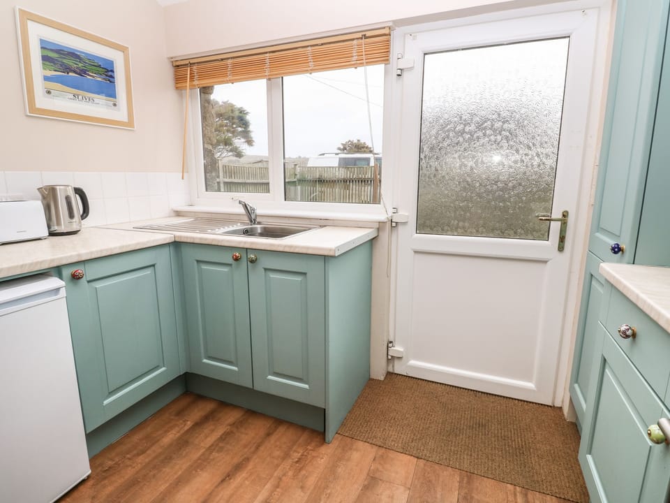 Fridge, cookware/dishes/utensils