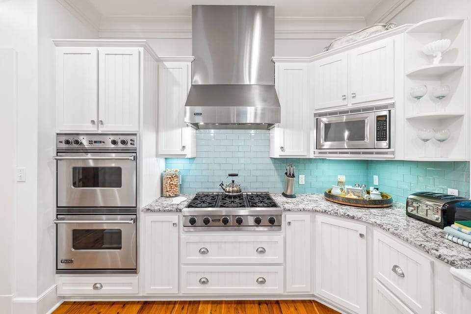 House, 5 Bedrooms | Private kitchen | Fridge, oven, coffee/tea maker, toaster