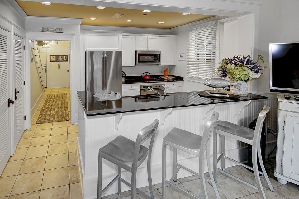 Condo, 1 Bedroom | Private kitchen | Coffee/tea maker, fridge, oven, toaster
