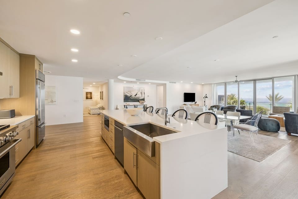 Condo, 3 Bedrooms | Private kitchen | Fridge, oven, coffee/tea maker, toaster
