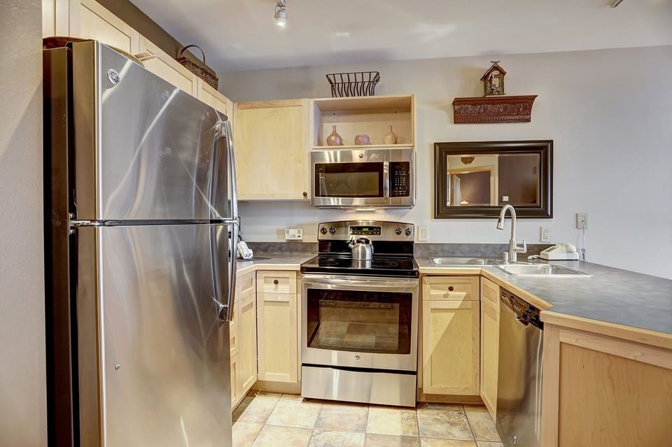 Condo, 1 Bedroom | Private kitchen | Coffee/tea maker, fridge, oven, toaster