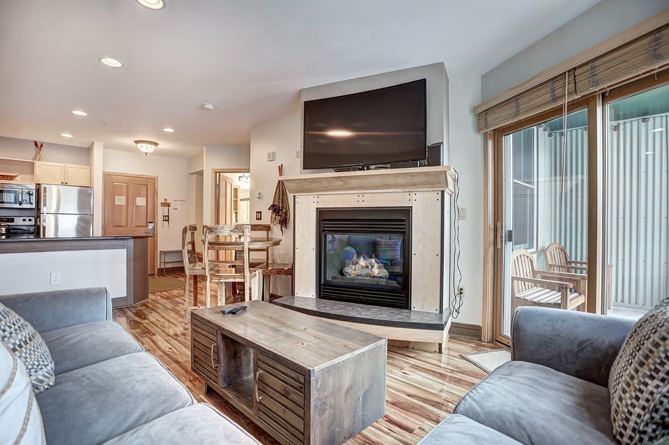Condo, 2 Bedrooms | Living area