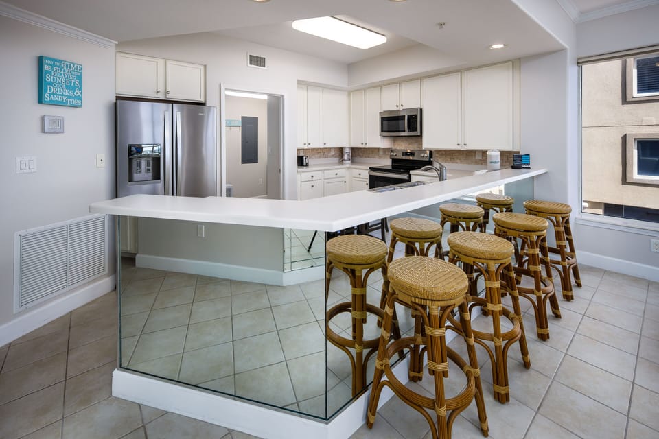 Breakfast bar - Additional seating at the bar
