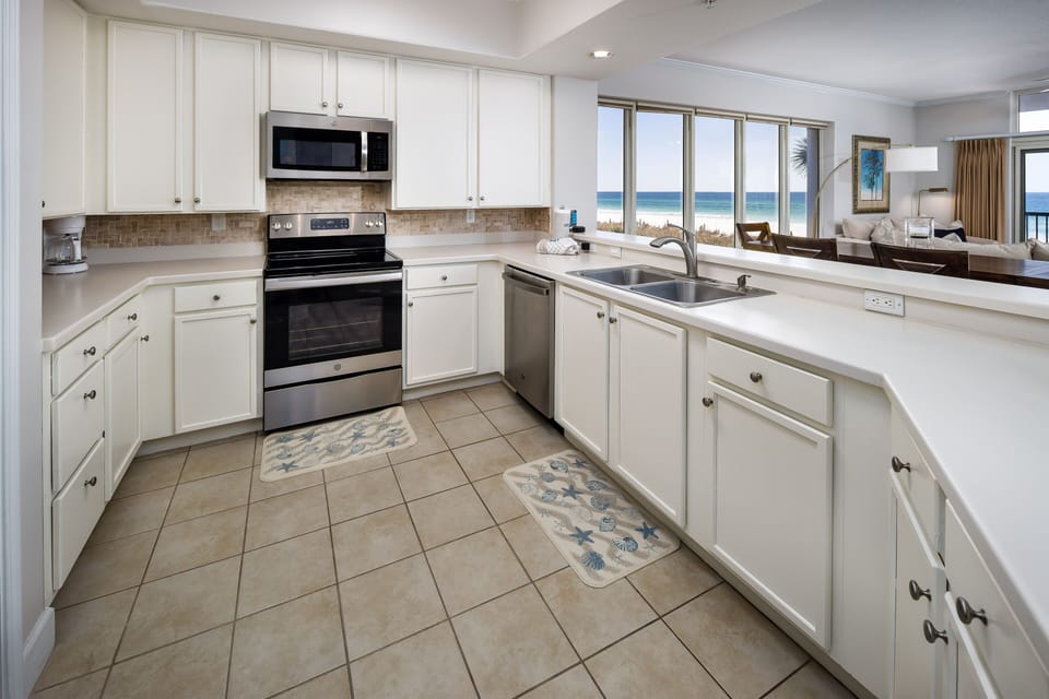 Kitchen - Stainless steel appliances make cooking a dream