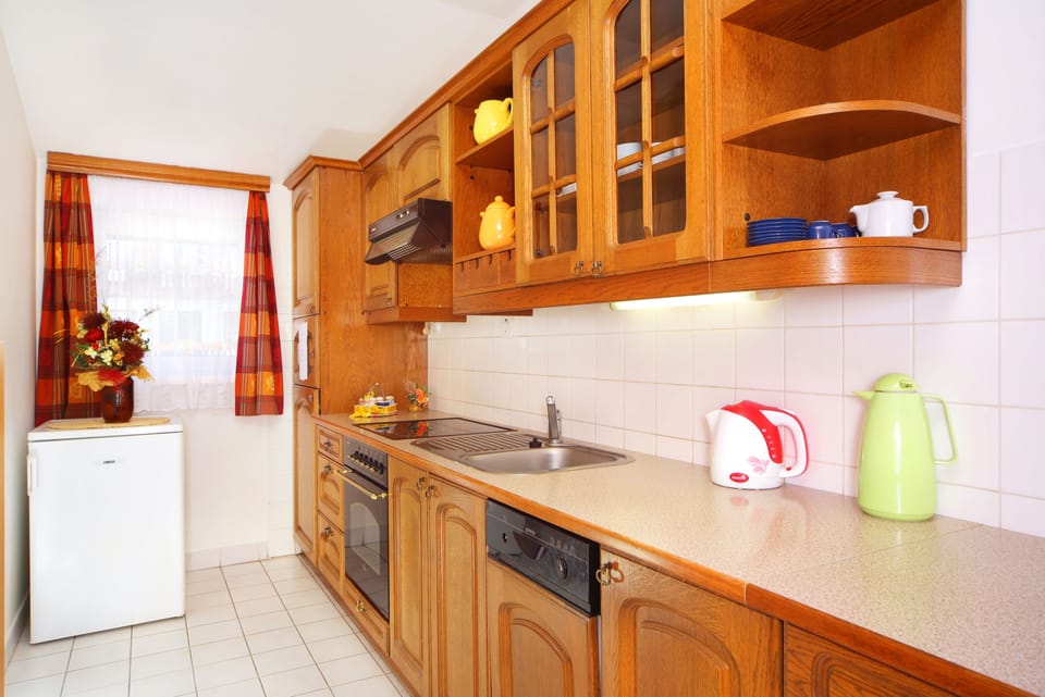 Deluxe Duplex | Private kitchen | Coffee/tea maker, electric kettle, cookware/dishes/utensils
