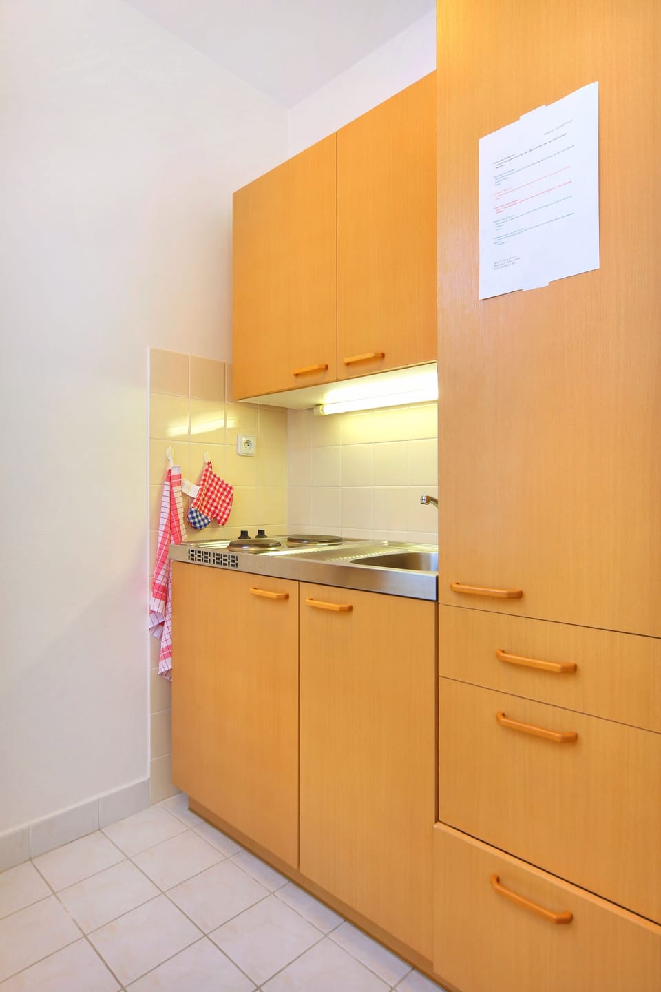 Classic Studio, 1 Queen Bed, Non Smoking | Private kitchen | Coffee/tea maker, electric kettle, cookware/dishes/utensils