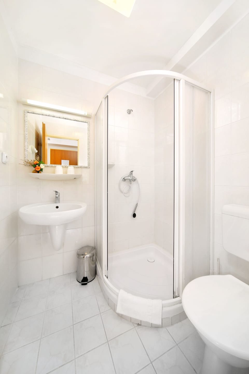 Classic Studio, 1 Queen Bed, Non Smoking | Bathroom shower