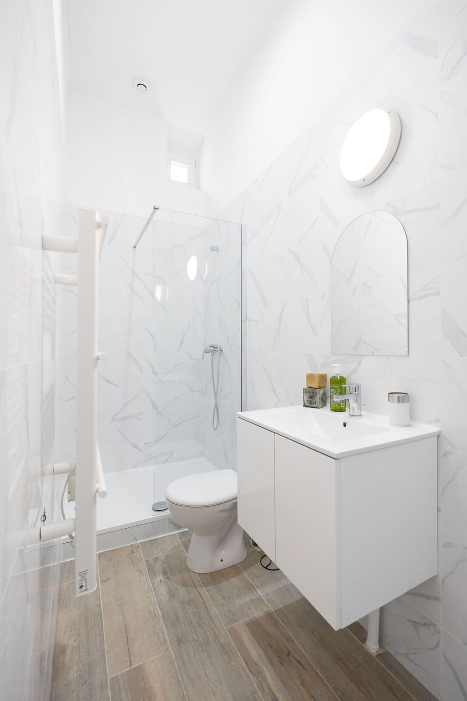 Comfort Suite | Bathroom | Shower, hair dryer, towels, soap