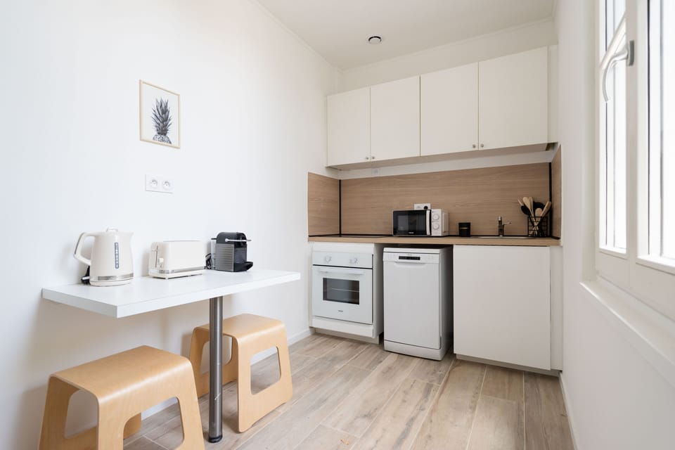 Comfort Suite | Private kitchen | Fridge, microwave, oven, stovetop