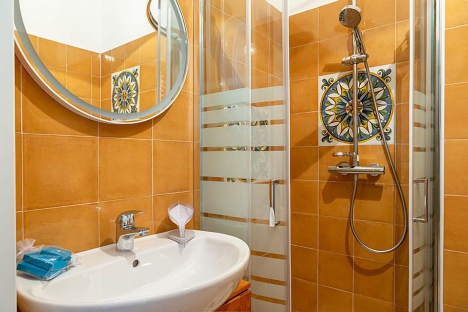Basic Double Room Single Use | Bathroom | Hair dryer, bidet, towels