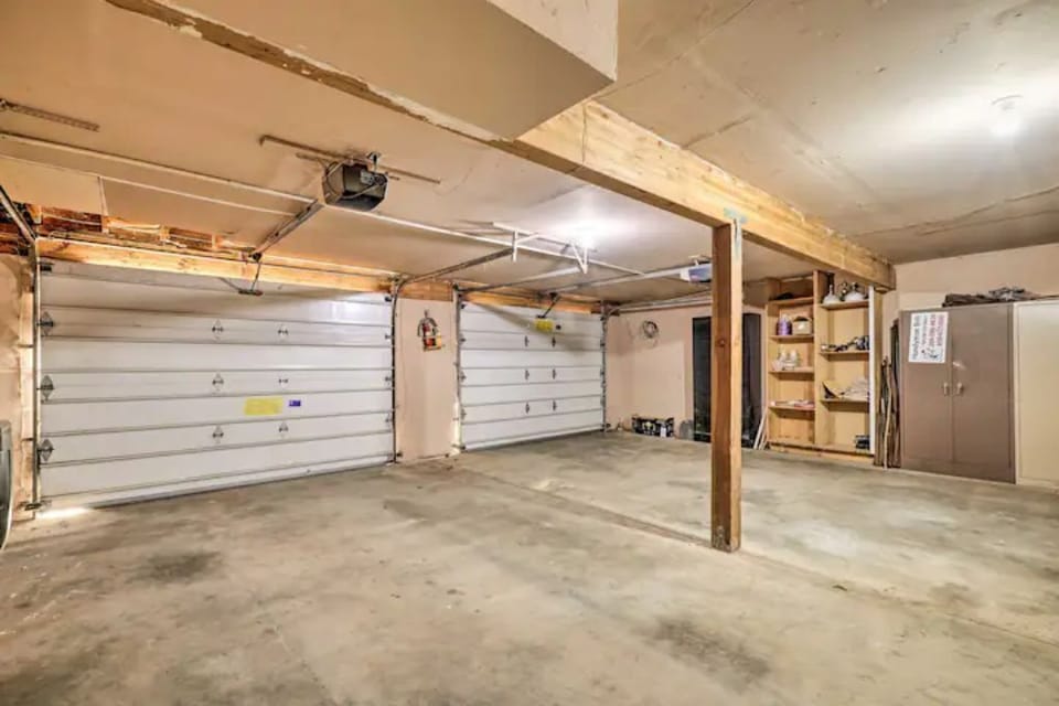 Spacious garage equipped with EV charging (Tesla) or any 14R50 plug.
