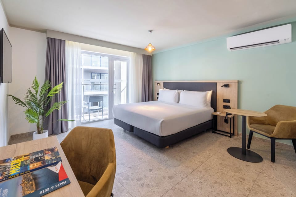 Minibar, in-room safe, bed sheets