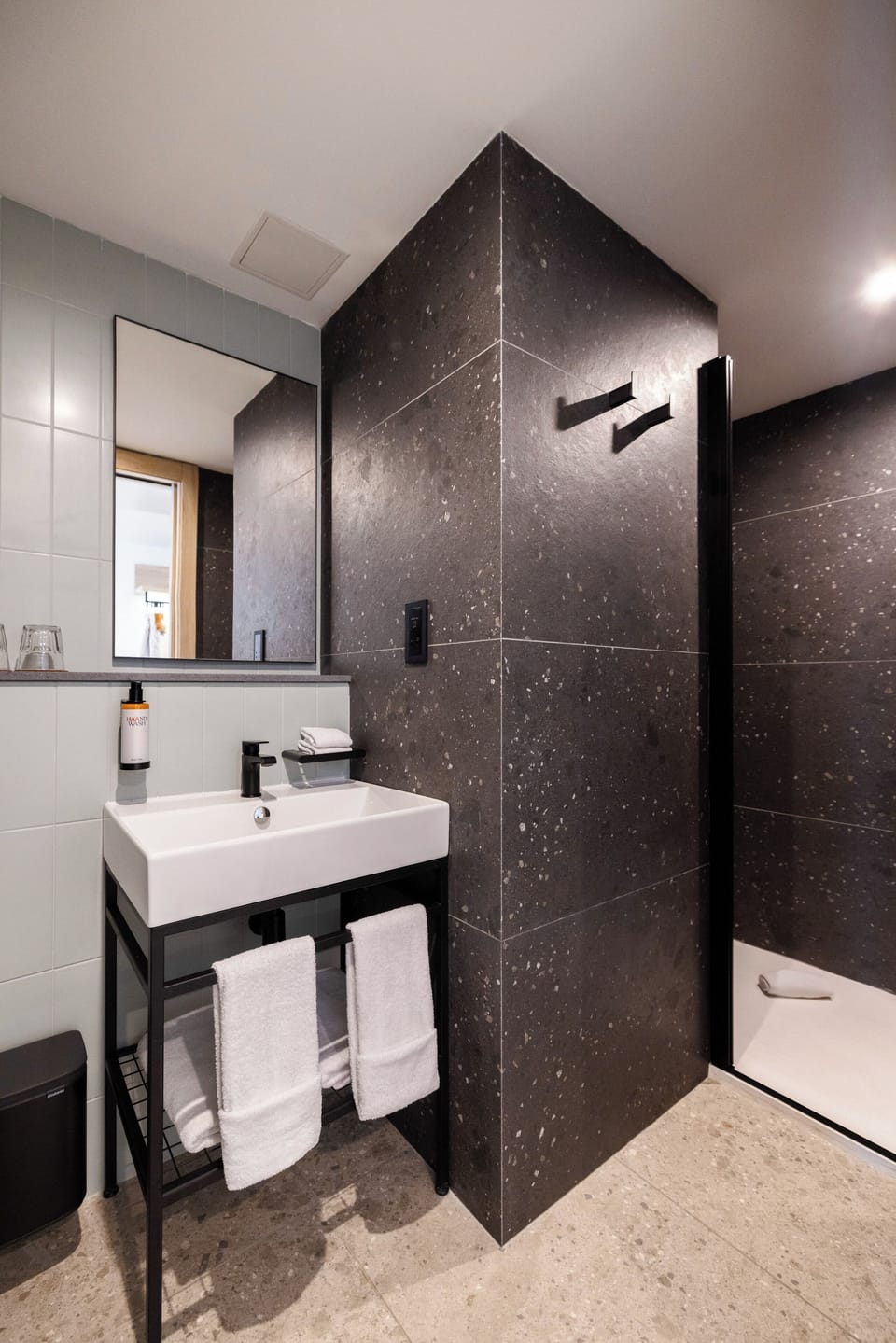 Standard Twin Room | Bathroom | Shower, rainfall showerhead, towels, soap