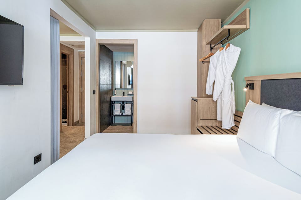 Junior Suite | Down comforters, minibar, in-room safe, desk