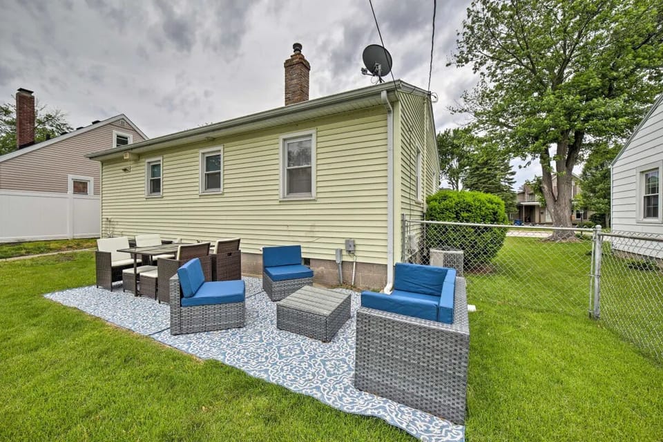 Lounge seating for five in the backyard!