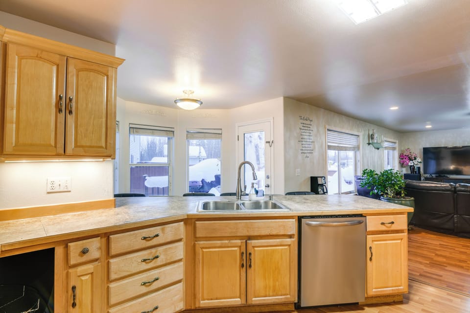 Kitchen | Paper Towels/Trash Bags Provided