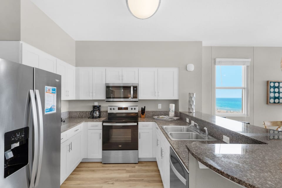 Full kitchen has all you need