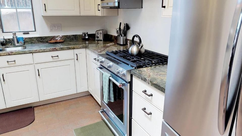 Updated appliances, gas stove top