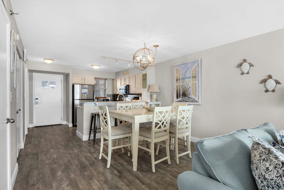 Dining to kitchen