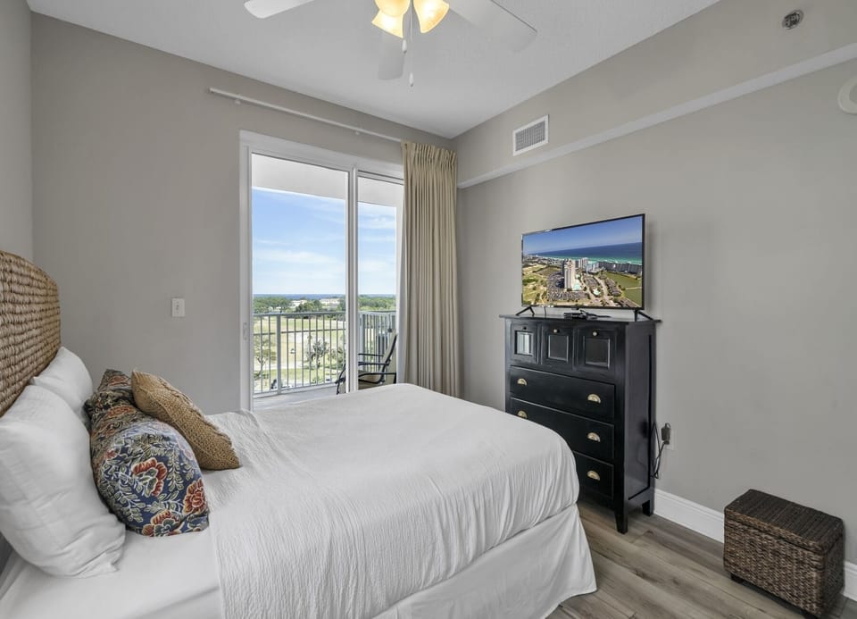 Guest bedroom equipped with a 42" Samsung TV.