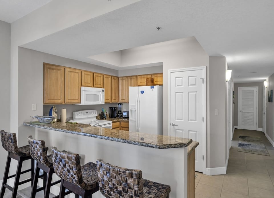 Fully stocked kitchen with granite countertops—perfect for snacks or full meals.