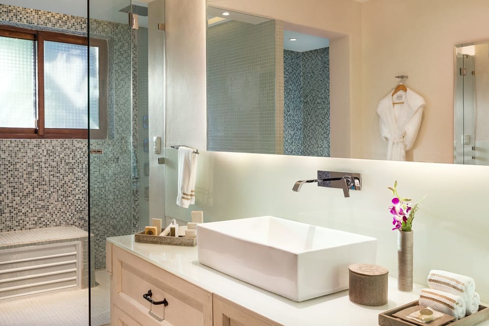 Room (Azul Casa del Mar) | Bathroom | Jetted tub, hair dryer, bathrobes, slippers