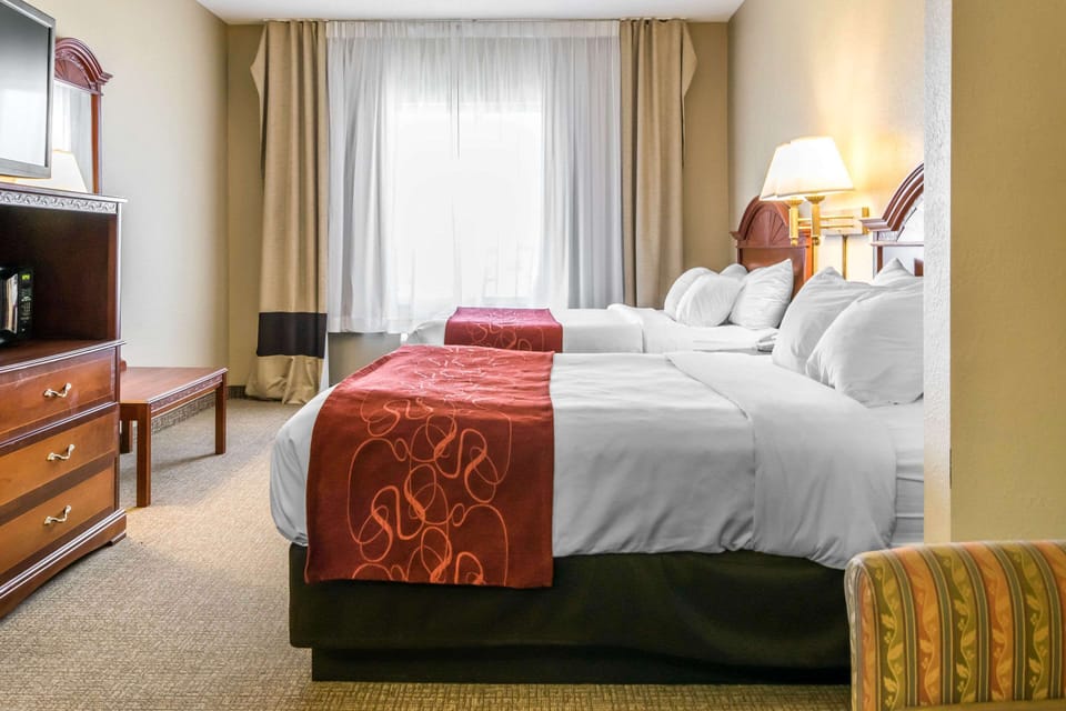 Down comforters, in-room safe, desk, blackout drapes