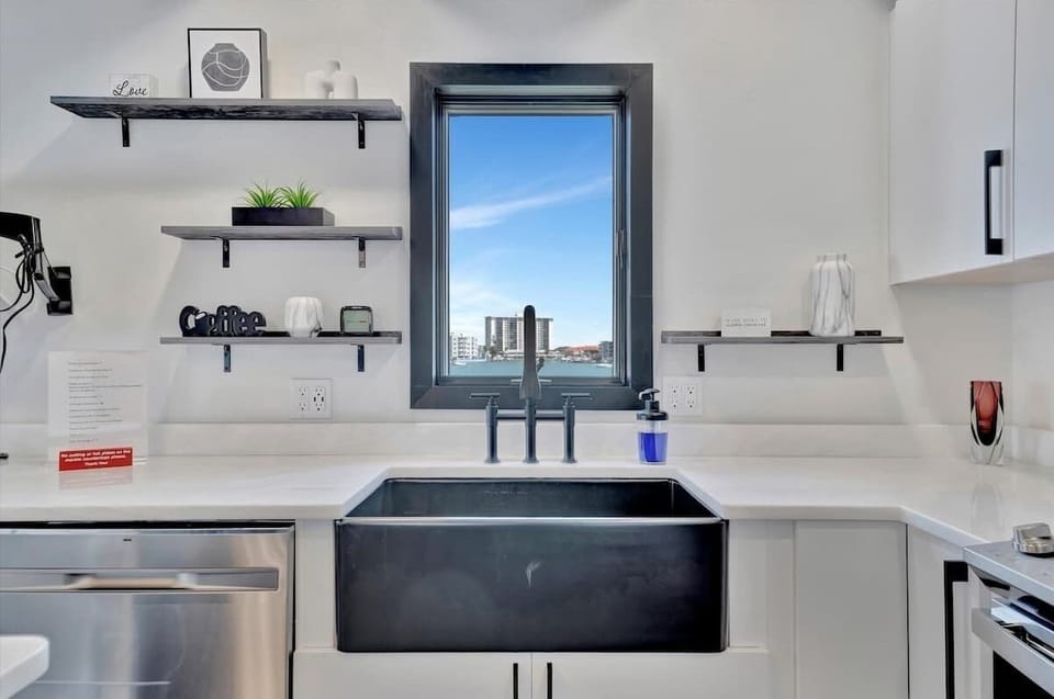 Design Studio Suite, 1 Queen Bed, Bay View | Private kitchen