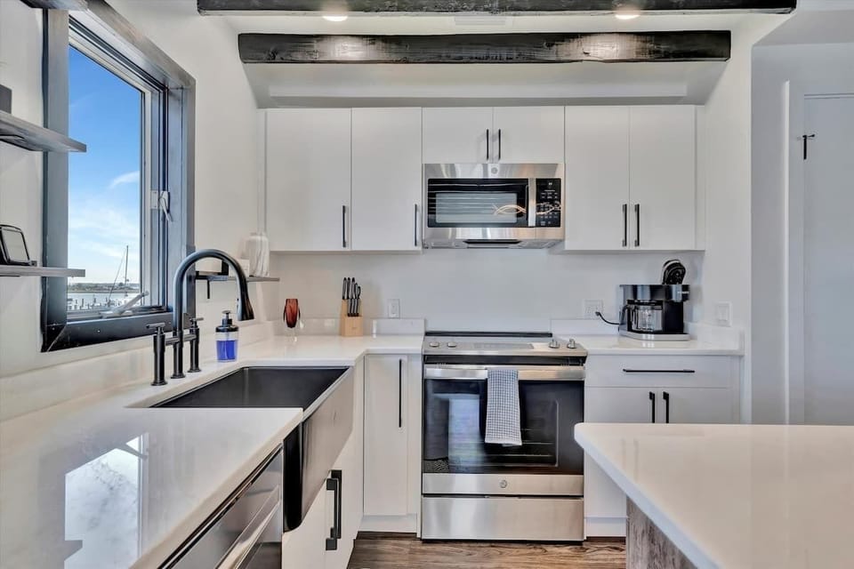 Design Studio Suite, 1 Queen Bed, Bay View | Private kitchen