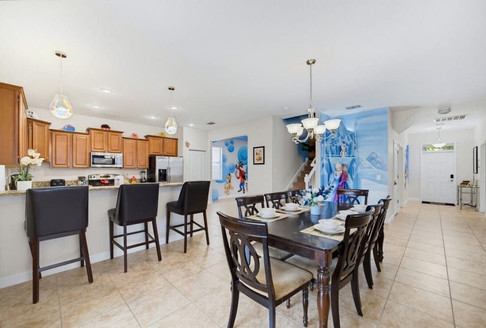 Dining and kitchen connection
