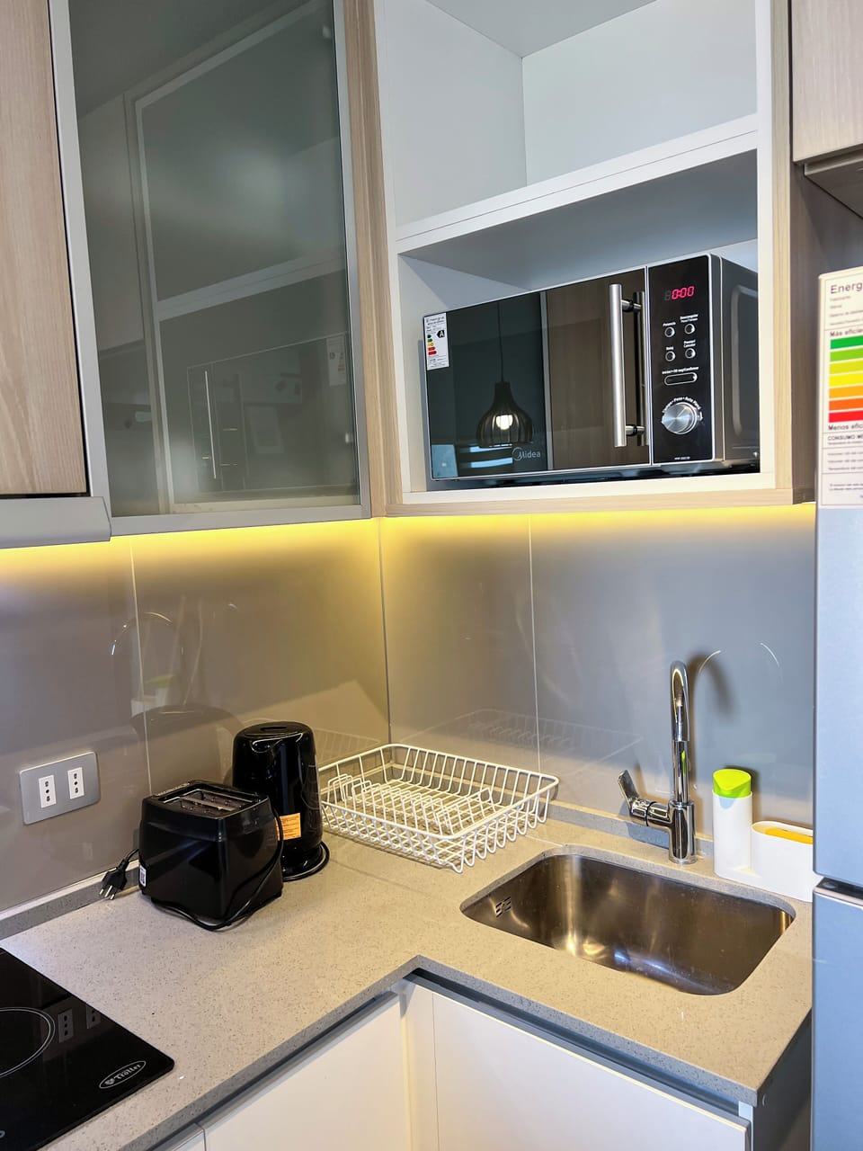Full-size fridge, microwave, oven, stovetop