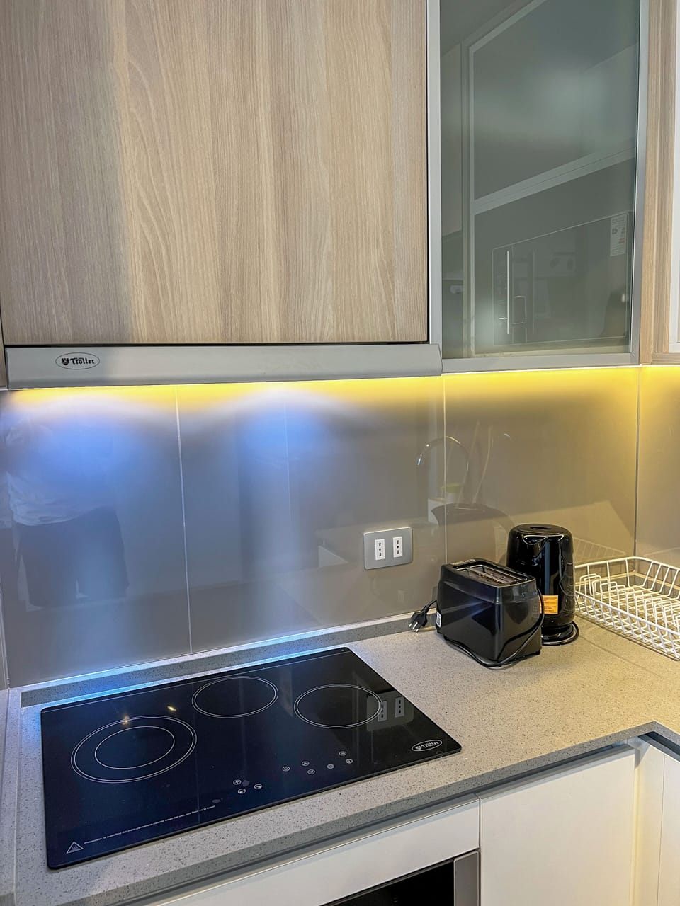 Full-size fridge, microwave, oven, stovetop