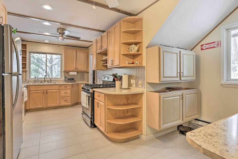 Kitchen | 2 Stoves/Ovens | Drip Coffee Maker | Pots & Pans