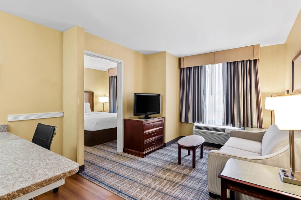 Suite, 1 Queen Bed with Sofa bed, Non Smoking (1 Bedroom, 1 person Sofabed) | Premium bedding, in-room safe, desk, laptop workspace
