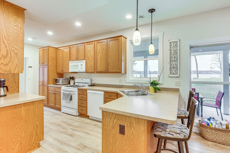 Kitchen | Cooking Basics | Coffee Maker | Paper Towels/Trash Bags Provided