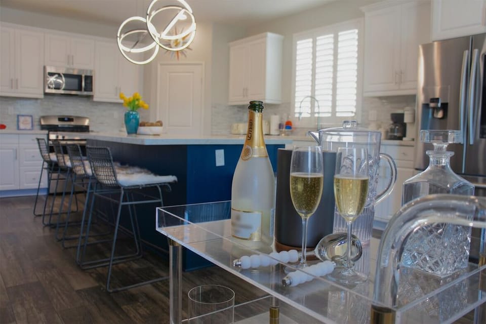 Modern kitchen with a splash of Vintage! Waffle-maker, Margarita mixer, vintage toaster, rice-cooker, SMEG Blender, Espresso-maker plus more!