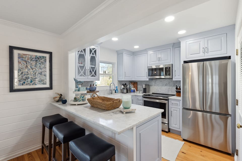 Kitchen w/ bar seating