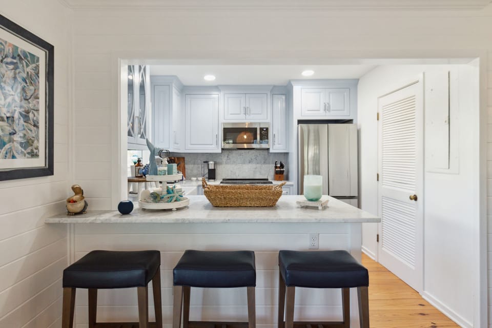 Kitchen w/ Bar seating