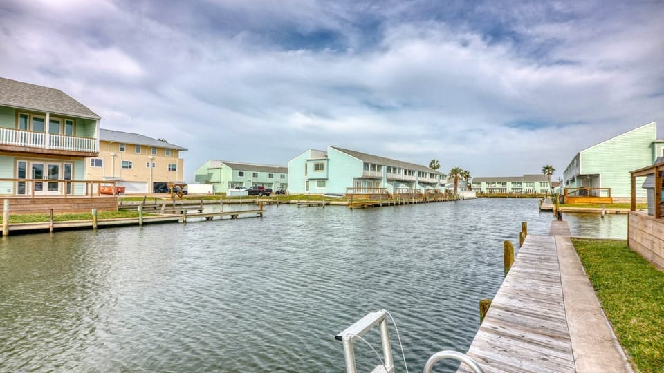Condo (2 Bedrooms) | Property amenity