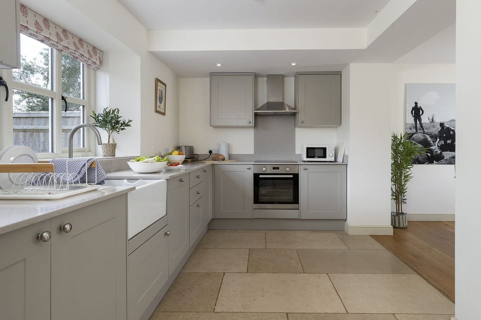 1 Manor Farm Cottage Kitchen - StayCotswold