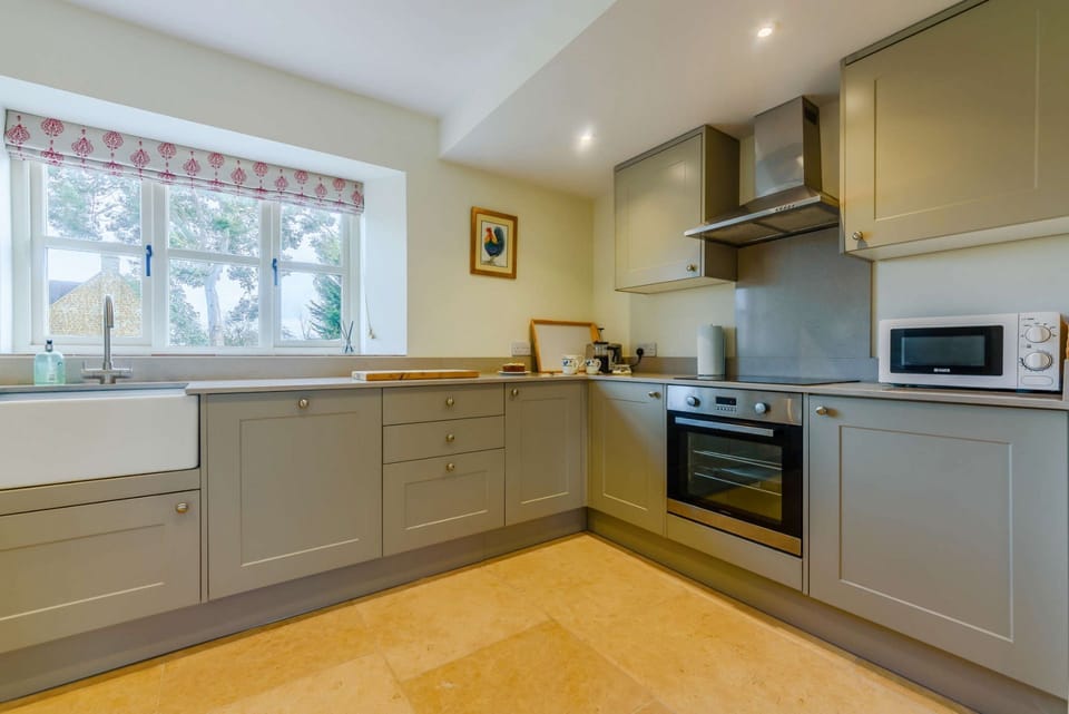 1 Manor Farm Cottage Kitchen - StayCotswold