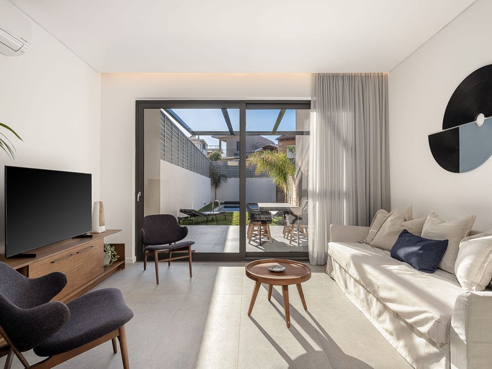 The seating area offers a sofa (which can accommodate 1 guest if required), A/C, 55’’ HDTV and direct access to the pool terrace.
