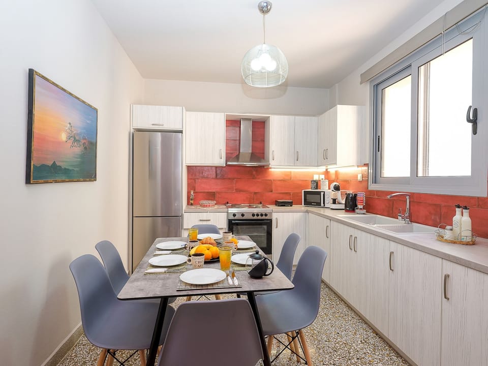 City Apartment | Private kitchen | Full-size fridge, microwave, oven, stovetop