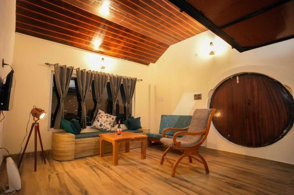 Family Villa | Living area | 32-inch TV with cable channels