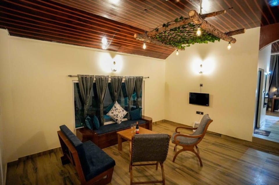 Family Villa | Living area | 32-inch TV with cable channels