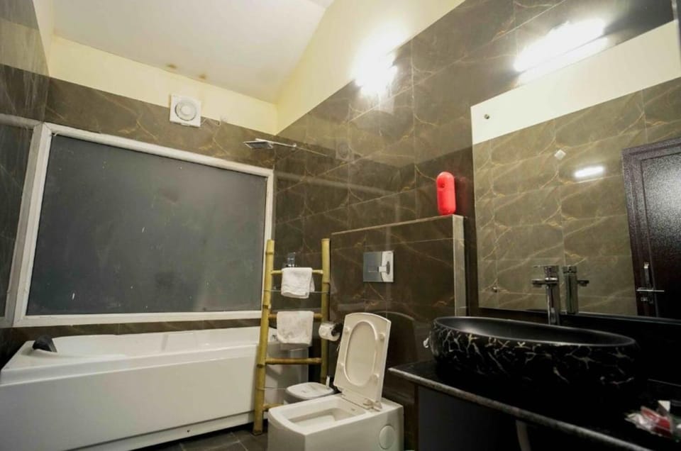 Family Villa | Bathroom | Shower, rainfall showerhead, free toiletries, hair dryer