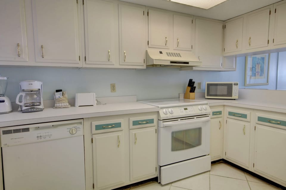 Condo, 2 Bedrooms | Private kitchen | Coffee/tea maker, fridge, oven, toaster