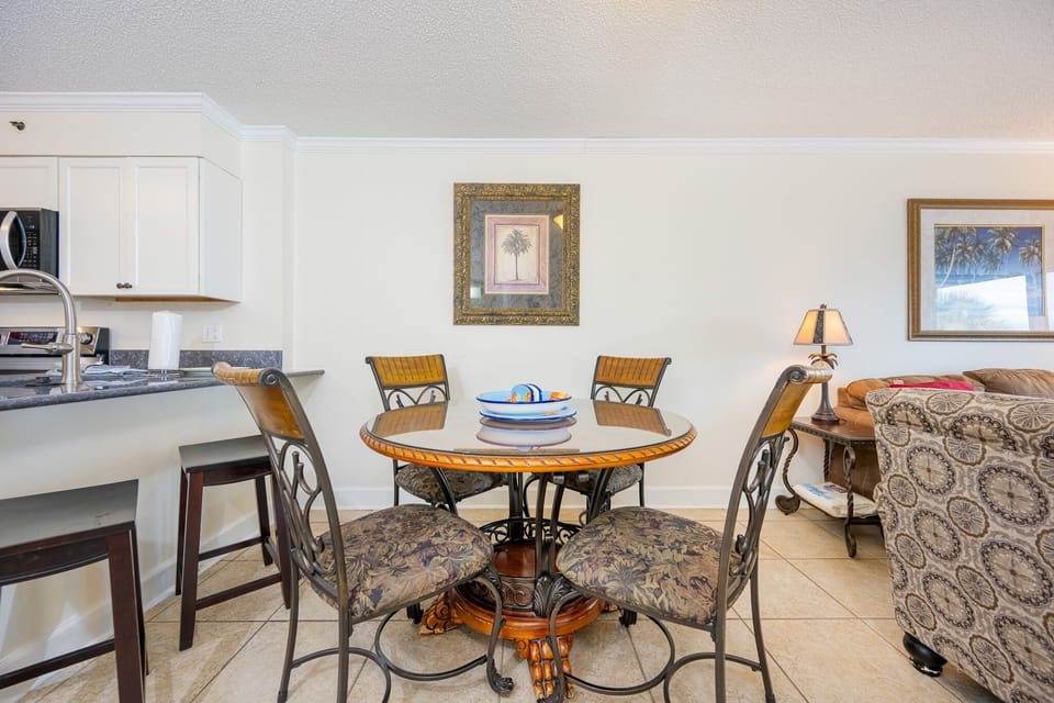 Condo, 2 Bedrooms | Dining
